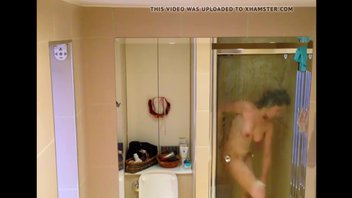 Подмывание, девка не подозревает, что ее снимают