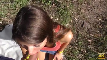 На природе парень дает молодой девушке на ротан и греет ее хуем в пилотку