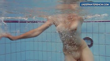 Голышом под водой – соло купание красавицы