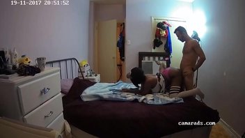 Негритянку с большой жопой белый самец трахает и по заднице хорошенько шлепает, любительское межрасовое порно