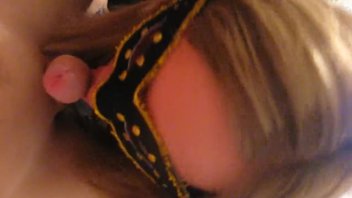 Блондинка одев сексуальное белье трахается со своим парнем