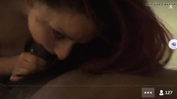 Засасывает шланг как надо, домашняя шлюшка исполняет отличный минет