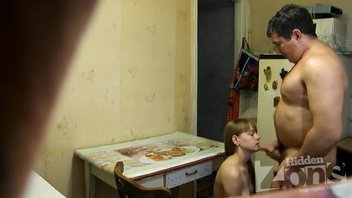 Покорная молодая блондинка сосет член на кухне  на коленях