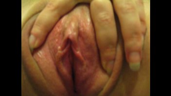 Красотка интенсивно дрочит свой клитор