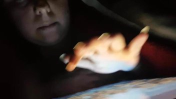 Сучка дрочит и сосет хуй и играет на планшете, домашняя любительская съемка