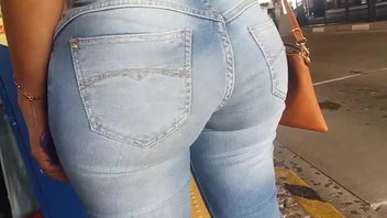 Джинсовая красивая попка