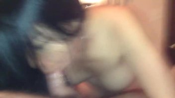 Азиатка брюнетка сосунья, хорошенько упругий шланг сосет черноволосая давалка