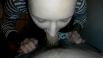 Перевозбужденный парень дает в рот  подруге прямо в прихожей