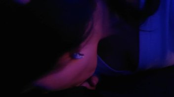 Красивая молодая брюнеточка сосет член