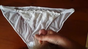 Спускаю на трусики