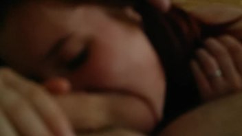 Молоденькая красивая брюнетка просто спец по яйцам своего парня