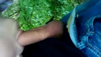 Поласкал киску членом и подруга соснула на природе