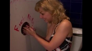 Русская порнушка в туалете клуба втроем с блондинкой