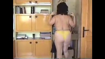 Одевается зрелая