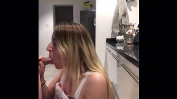 На кухне шлюхенция самцу сосет, дальше полировка пизды рачком, отличная домашка