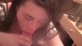 Горячая сосулька пистолета, очень жадно и умело распутница отсасывает пистон