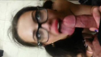 Незнакомка отсосала на концерте