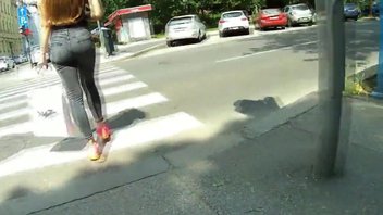 Красивая попа в джинсах, скрытая съемка