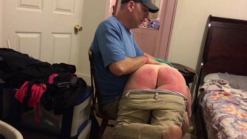 Шлепает толстую бабу по сочной большой жопе и снимает домашнее видео, вся срака красная от мощных шлепков