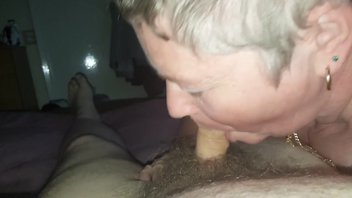 Хрен небольшого размера легко старушка отсасывает горлышком