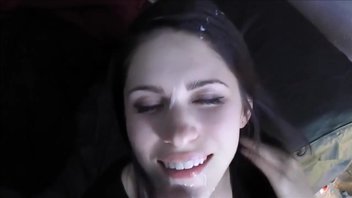 Принимает сперму на свое милое личико