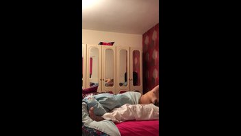 Лижет пизду своей сучке и долбит ее хуем, домашняя порнуха