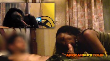Негритянка с белым шпилится, мужик наслаждается доступной бабой и снимает порно