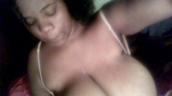 Свои огромные сиськи ласкает телка в домашнем видео