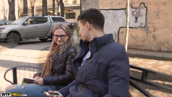 Херда Виски (Herda Wisky) в очках удовлетворяет своего любимого