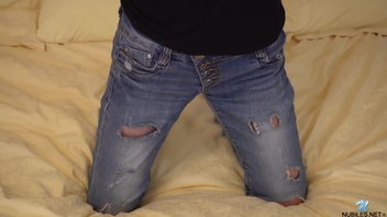 Маленькая милашка любит ласкать свою киску