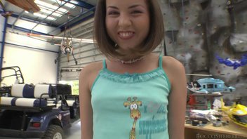 Джули Си (July C) со своей красивой улыбкой позирует на камеру