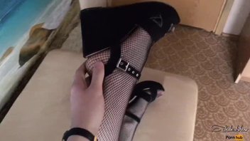 Футджоб от горячей   подружки  в чулках, кончил на ноги