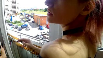 Покурили на балконе с худой подружкой