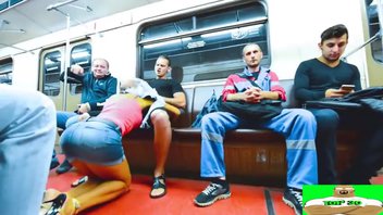 ДЕВУШКА СОСАЛА ПАРНЮ В ПОЕЗДЕ ПРИ ВСЕХ  в метро