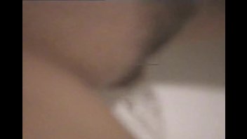 Писает в ванной