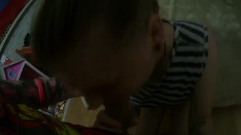 Блондинка подставила попку для анала  раком