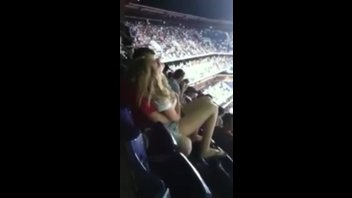На футбольном матче зритель щупает свою телочку, любительское