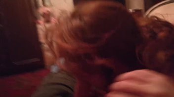 Рыжая красотка в чулках сосет и дает своему парню