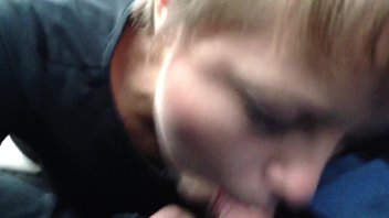 Русская зрелка делает минет в машине