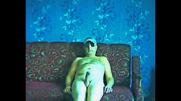 Я мастурбирую бритоголовый