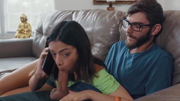 Восхитительная Латинская брюнетка сосет член своего соседа и получает его в бритую киску