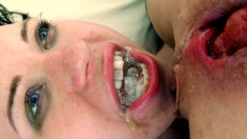 Анал аж кишка торчит, сперма и жесткий разврат – двух шлюх мужик долбит