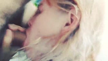 Секс  в ванной с блондинкой с тату