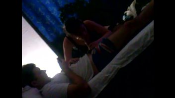 Шлюшка старательно сосет когда её снимают с двух точек