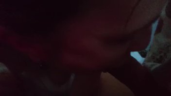 Минет от своей  девушки снятый на телефон с окончанием в рот