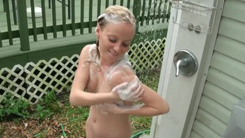 Шлюшка подмывается