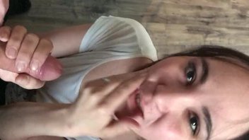 Брюнетка строчит присев на корточки перед парнем