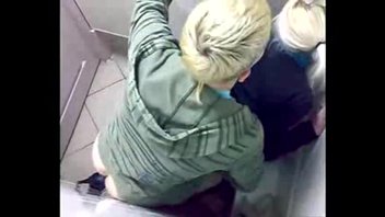 Трах студентки в туалете ночного клуба