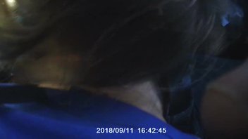 Девушка сосет в машине  у парня