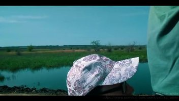 Подруга в очках и кепке сосет и дает в поле  у реки